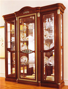 из комплекта Capri  витрина трёхдверная классическая из массива дерева со склада в Москве в цвете орех купить онлайн каталог итальянской мебели для гостиной Капри производства Италии