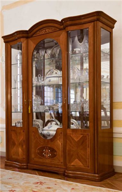 Италия классическая  мебель витрина трёхдверная  Монтенаполеоне купить онлайн массив шпон складская программа  итальянская гостиная производства Италии Montenapoleone  цвет состаренный орех
